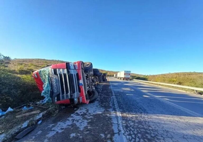 Mãe E Bebê Morrem Após Carreta Tombar Na BR-116, Na Bahia