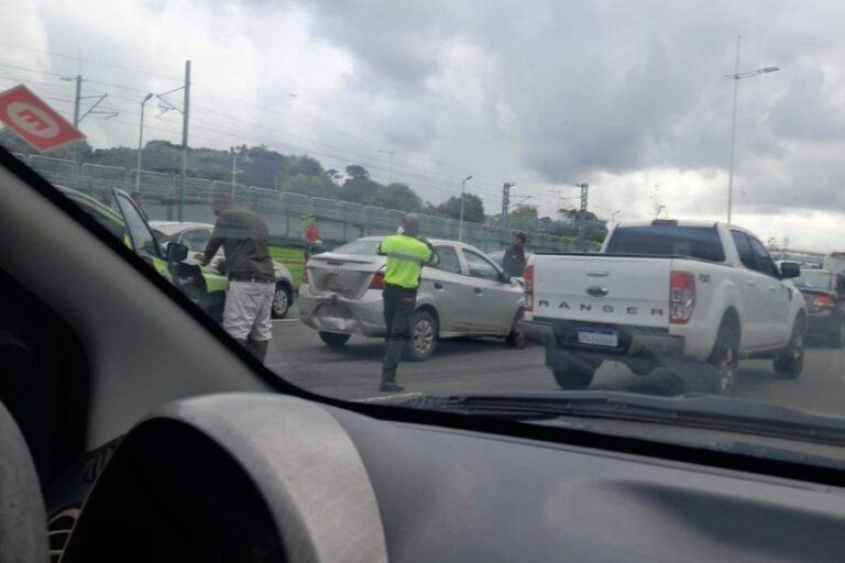 VÍDEO: Engavetamento Com Oito Veículos Causa Lentidão Na Avenida Paralela