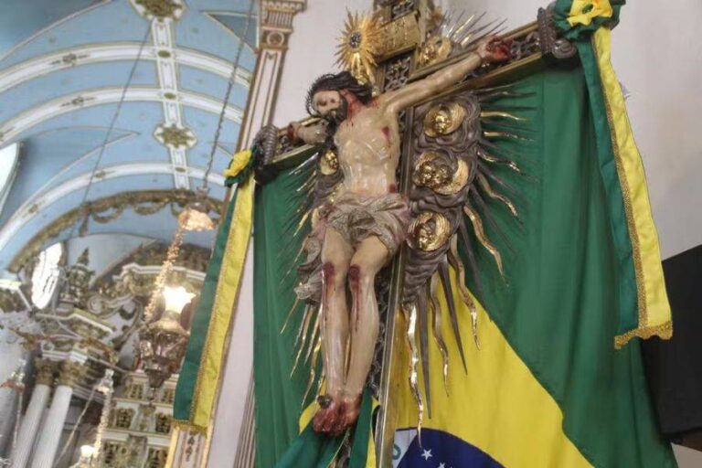 Imagem Original Do Senhor Do Bonfim é Colocada Na Nave Central Da Basílica Em Salvador