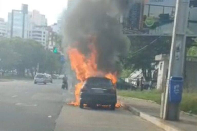 VÍDEO: Carro Pega Fogo Na Avenida Garibaldi, Em Salvador
