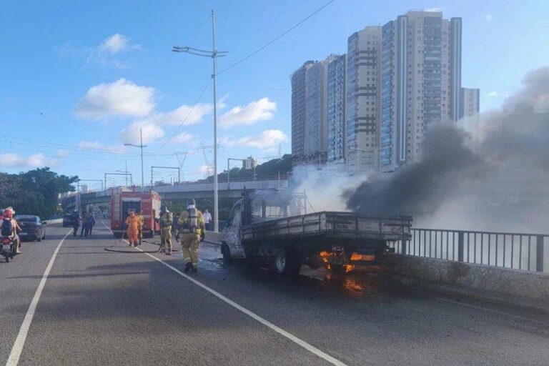 Caminhão Pega Fogo Na Avenida Bonocô, Próximo Ao Shopping Bela Vista