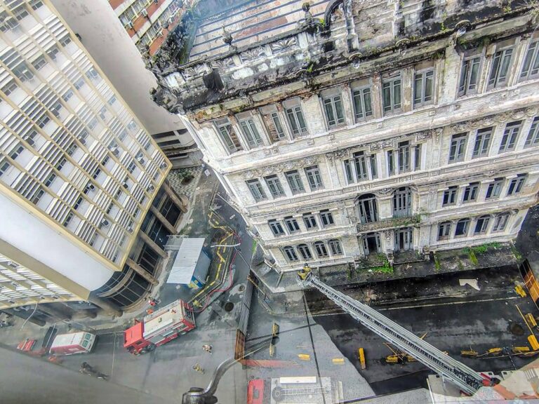 Após Mais De 36 Horas, Corpo De Bombeiros Controla Incêndio Em Casarões No Comércio