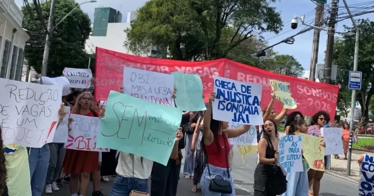 Estudantes Da UFBA Protestam Contra Corte De Vagas Para Migração Dos B.I.