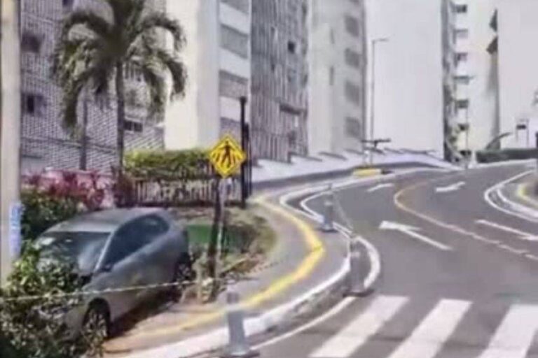 Idosa Perde Controle De Veículo E Bate Em Portão Do Shopping Barra