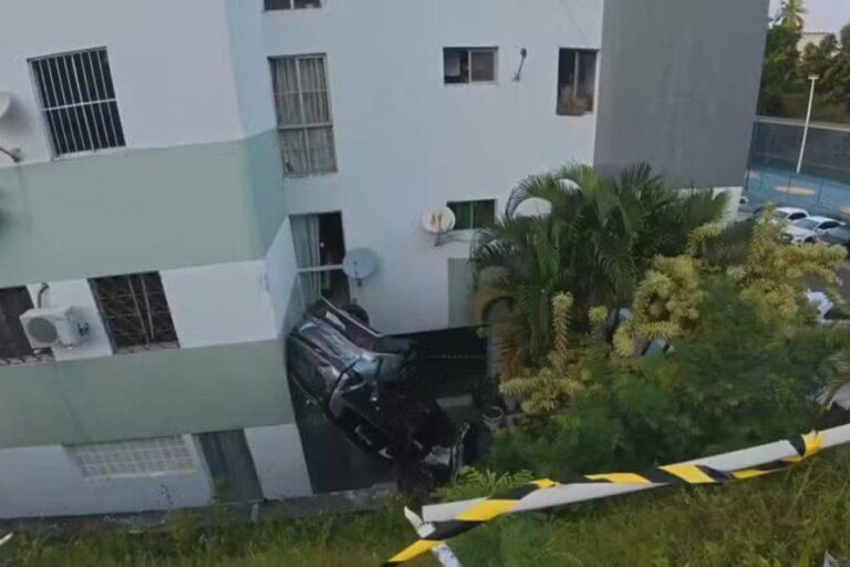 Carro Desce Ribanceira E Quase Atinge Prédio
