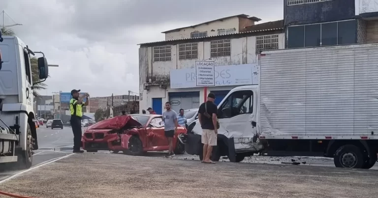 BMW De Luxo Bate Em Dois Veículos Na Orla De Salvador