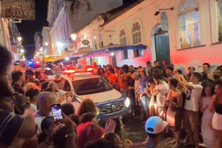 Viatura Da PM Cruza Baile Charme Salvador E Cena Viraliza Nas Redes