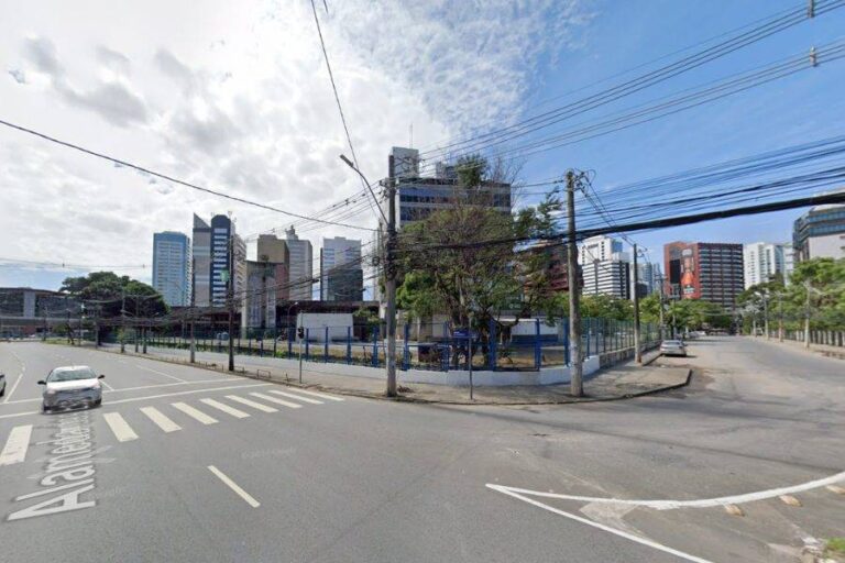 Acidente: Carro Atinge Muro Do Grupo A TARDE Em Salvador