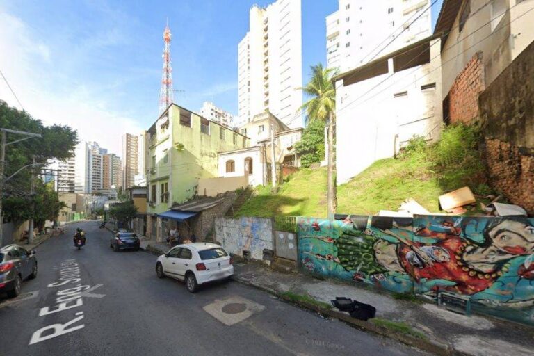 Incêndio Deixa Casa Completamente Destruída Em Salvador