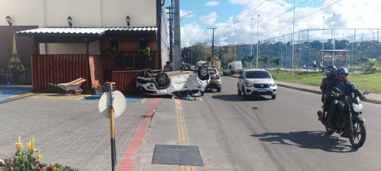 Carro Capota Após Colisão Em Salvador; Veja Vídeo