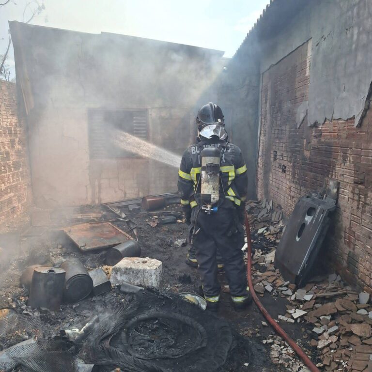 Bombeiros Combatem Incêndio Em Oficina Mecânica às Margens Da BR 020