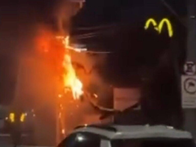 Poste De Energia Pega Fogo E Causa Susto Na Av. Tancredo Neves, Em Salvador
