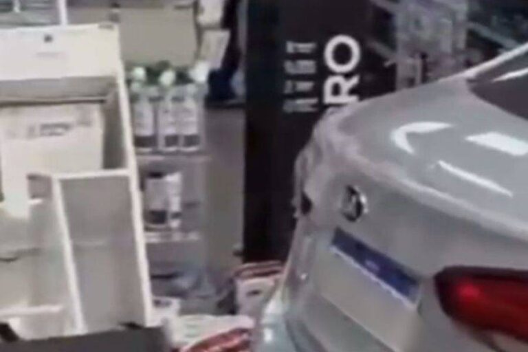 Veículo Invade Farmácia Em Bairro De Salvador