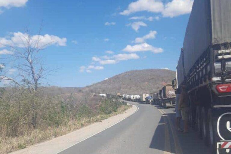 Tombamento De Carreta Com Combustível Interdita Totalmente A BR-242 Em Ibitiara