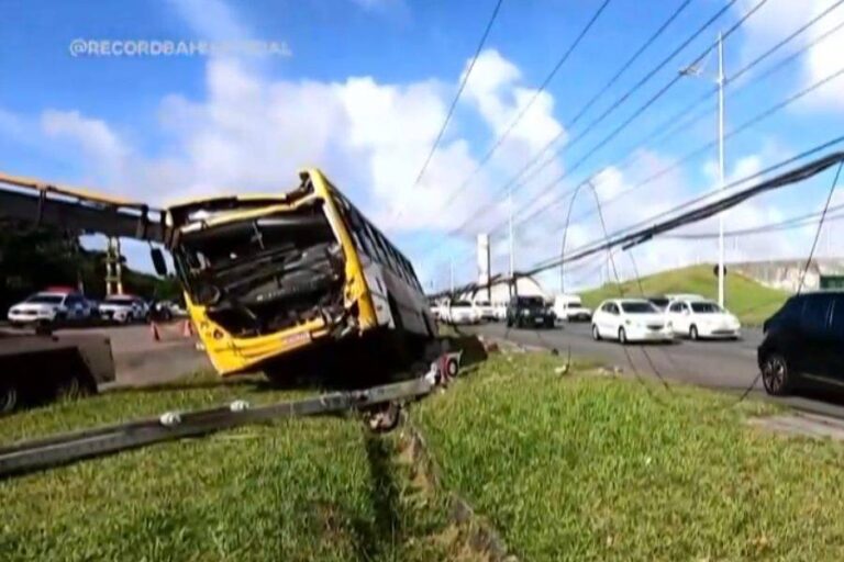Ônibus Colide Com Poste Na Av. Paralela E Deixa Parte Da Região Sem Energia