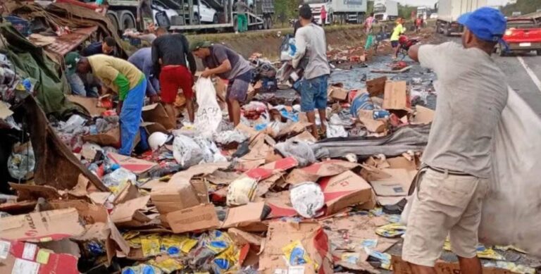 Batida Entre Caminhões Deixa Dois Mortos Na BR-116 Na Bahia