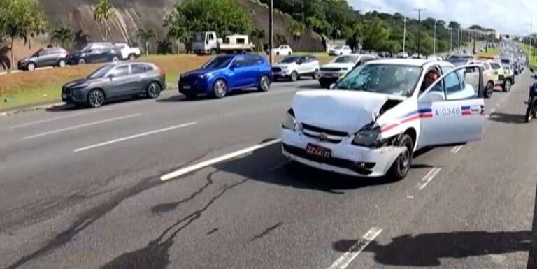 Engavetamento Causa Lentidão Na Av. Paralela Na Manhã Desta Terça (28)