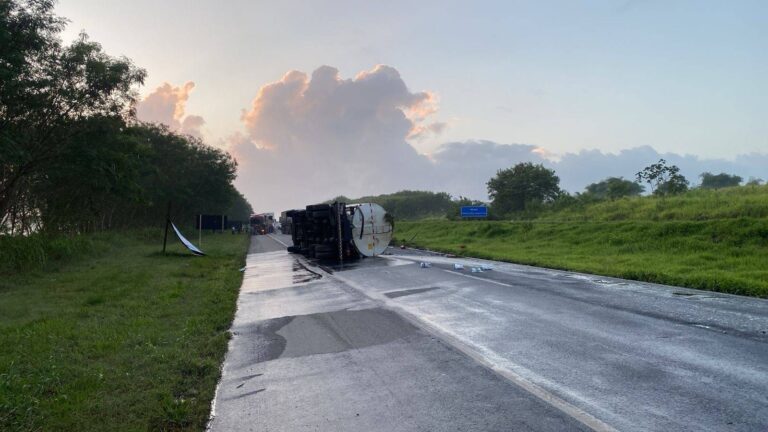 Acidente Com Caminhão-tanque Interdita Trecho Da BR-324 Em Amélia Rodrigues