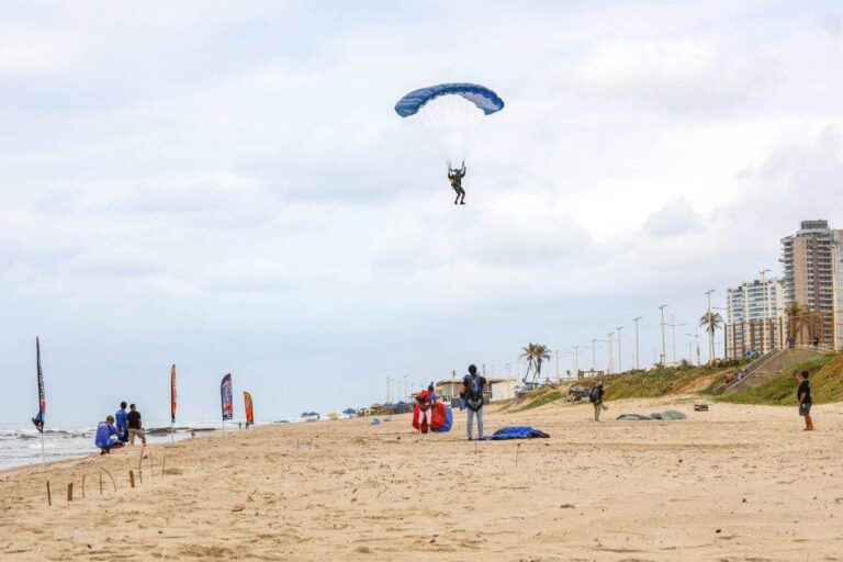 Novidade Na Orla De Salvador: Saltos De Paraquedas Com Pouso Em Patamares São Iniciados