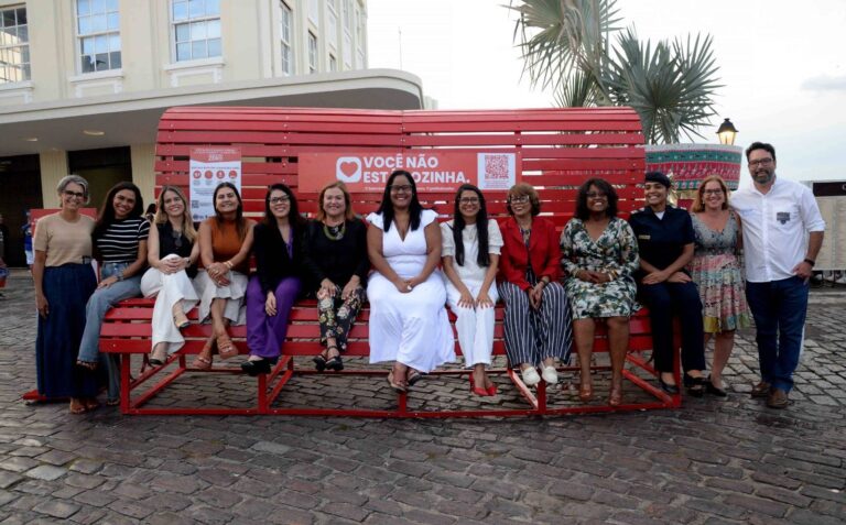 Banco Vermelho Em Salvador Reforça Luta Contra A Violência De Gênero