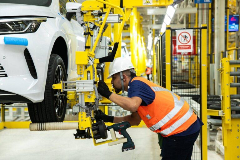 Fábrica Da BYD Reinicia Atividades