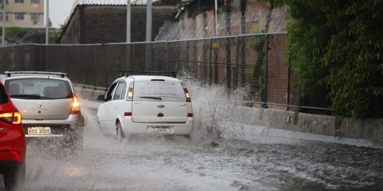Inmet emite alertas de chuva intensa para regiões do Brasil