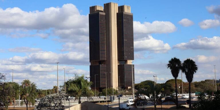 Focus projeta inflação em 3,95%, mais próxima da previsão oficial