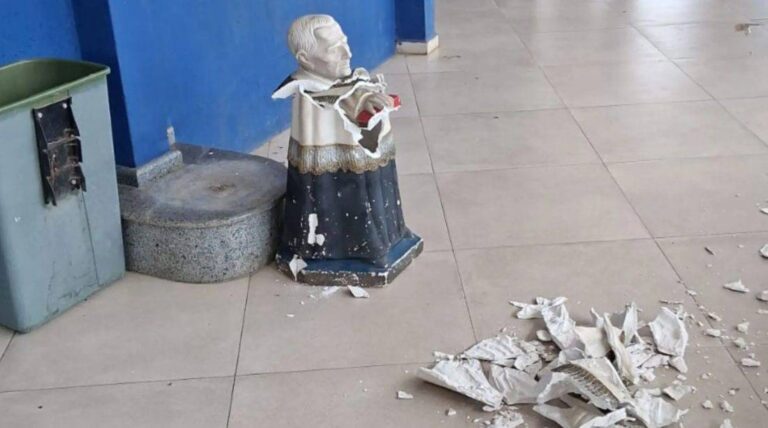 Turista Argentina é Presa Após Destruir Estátua De Padre Cícero Em Rodoviária No Ceará