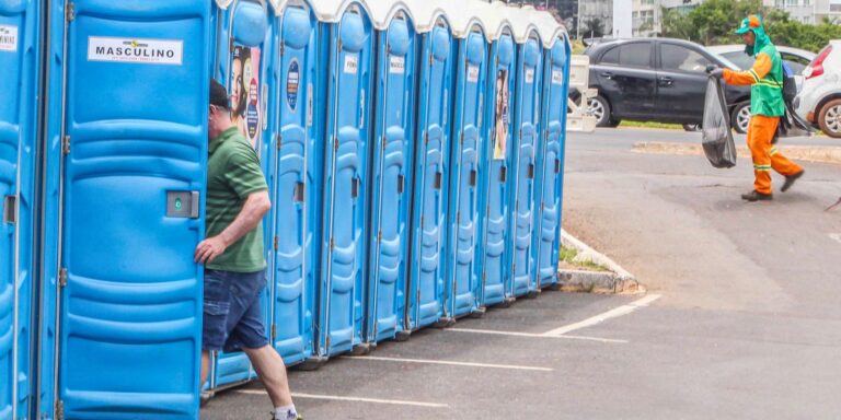Banheiro químico ou segurar o xixi? Médico aponta a melhor opção 