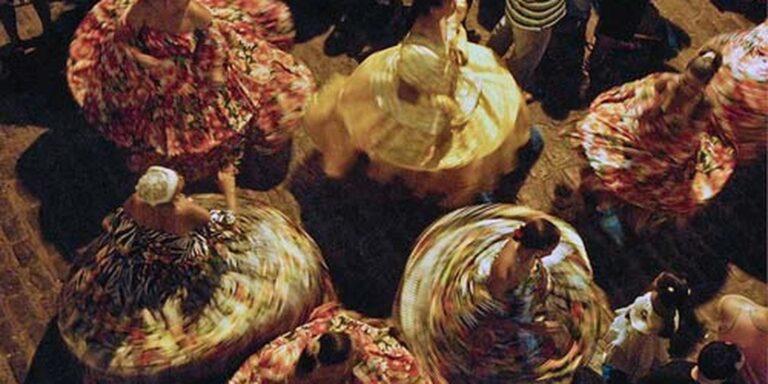 Tradicional cortejo dos tambores silenciosos ganha as ruas de Olinda