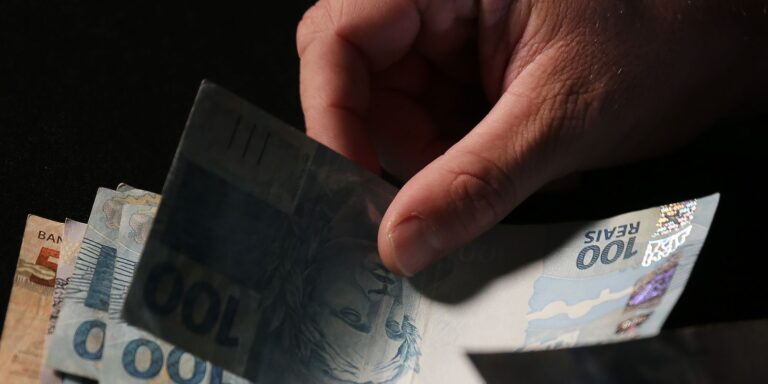 Salário mínimo começa a ser pago com reajuste nesta segunda