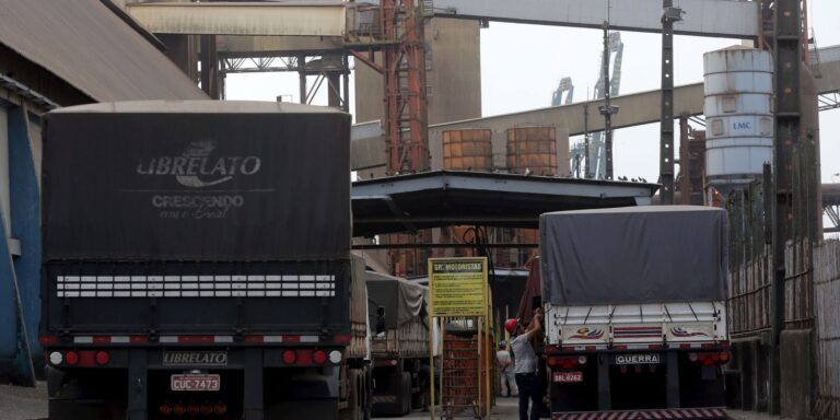 Caminhoneiros desistem de greve e negociam com governo