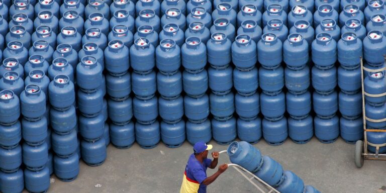 Governo libera R$ 330 milhões para segurar o preço do gás de cozinha