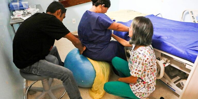 Lula sanciona projeto que regulamenta profissão de doula no país