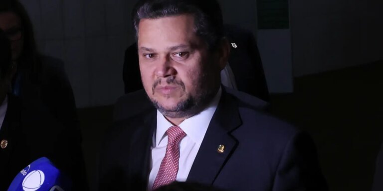 Alcolumbre sai em defesa de Jacques Wagner