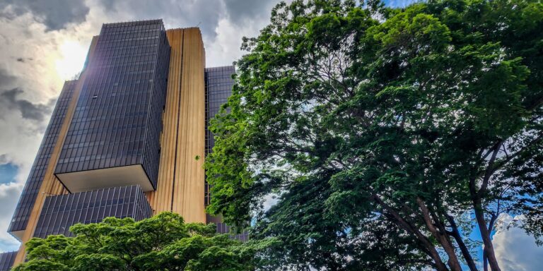 Banco Central sobe previsão de crescimento de 1,6% para 2% em 2026