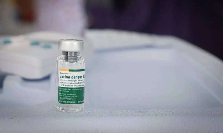 Vacinação Contra Dengue é Interrompida Enquanto Mortes São Investigadas