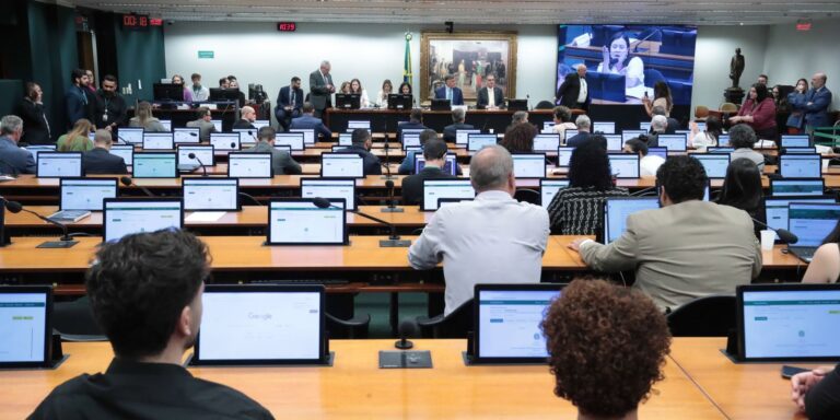CCJ da Câmara aprova PEC que reduz maioridade penal para 16 anos