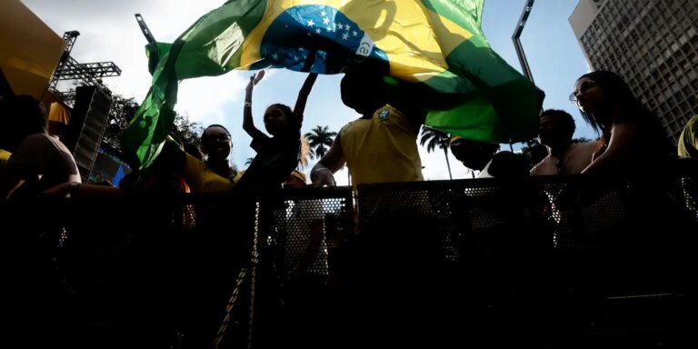 Torcida brasileira sofre em jogo contra o Japão, mas exalta vitória