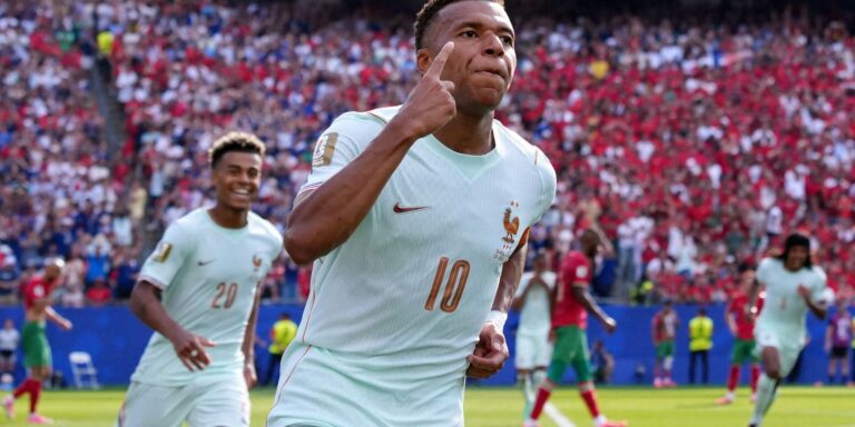 França vence Marrocos e avança à semifinal da Copa