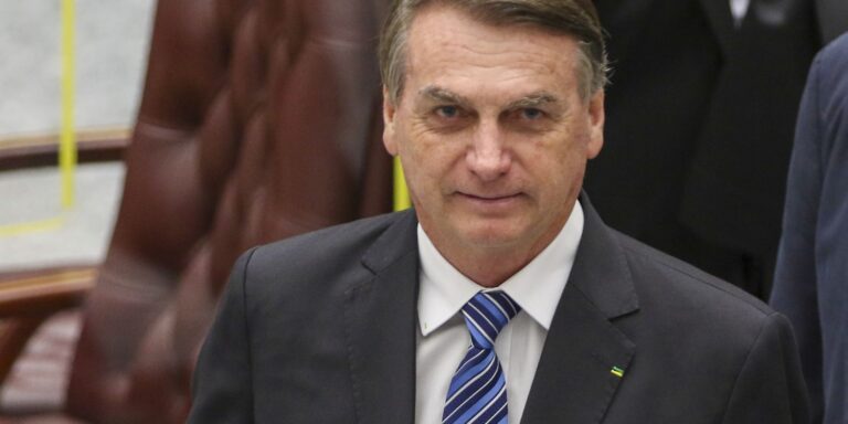 Exército entrega armas de Bolsonaro à Polícia Federal