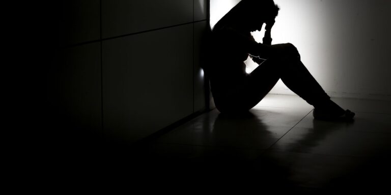 Pesquisa alerta que 30% dos estudantes relatam tristeza frequente